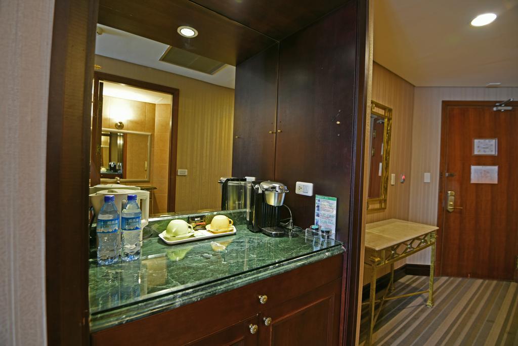Wei-Yat Grand Hotel Tainan Extérieur photo